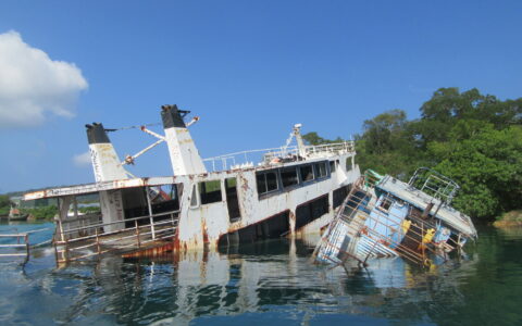 Boats damaged in Cyclone Vanuatu. amanderson2, Flickr (Public domain)